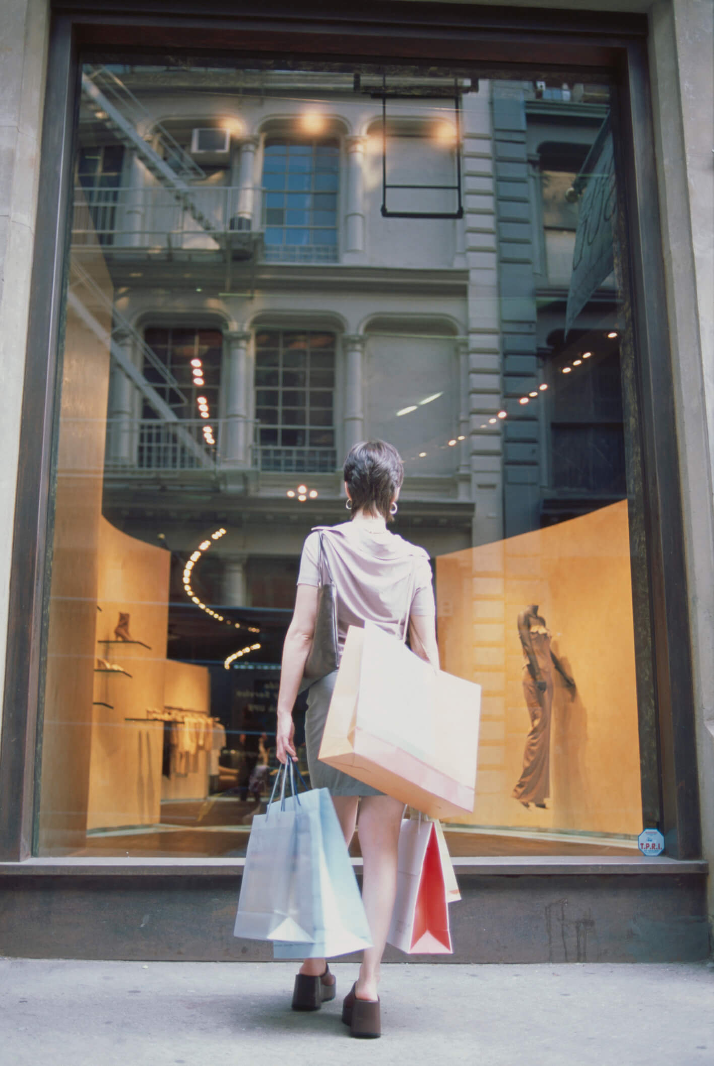 WomanWindowShopping_GettyImages_2022
